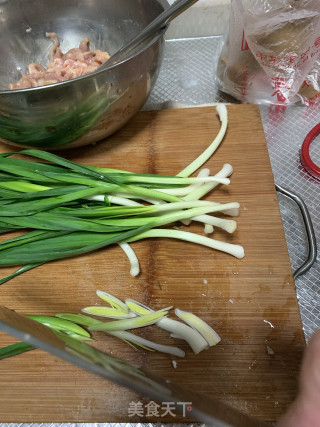 大蒜茶干炒肉丝的做法步骤：1