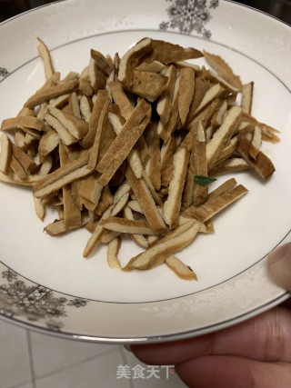 大蒜茶干炒肉丝的做法步骤：3
