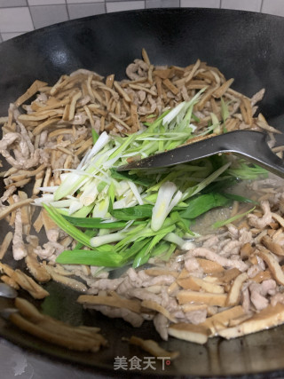 大蒜茶干炒肉丝的做法步骤：5