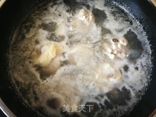 虫草花鸡腿汤的做法步骤：5
