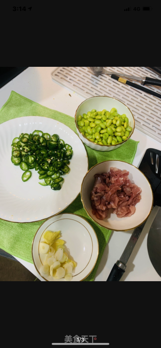 尖椒肉丝炒毛豆的做法步骤：1