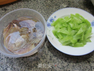 乌贼鲞炒莴笋的做法步骤：1