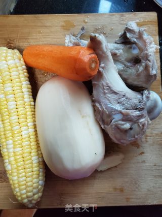 筒骨煲莲藕胡萝卜玉米汤的做法步骤：1