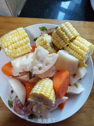 筒骨煲莲藕胡萝卜玉米汤的做法步骤：2