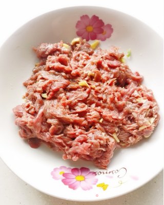 萝卜丝炒牛肉的做法步骤：2