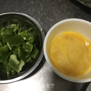 鸡蛋炒青椒的做法步骤：2