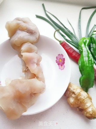 蒜苗炒牛筋的做法步骤：1