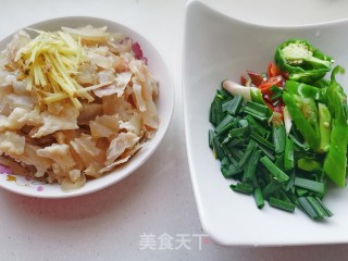 蒜苗炒牛筋的做法步骤：2