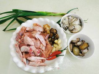 生蚝鲍鱼焖鸡的做法步骤：1