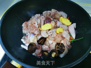 生蚝鲍鱼焖鸡的做法步骤：3