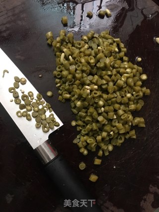 酸豆角炒肉末的做法步骤：1