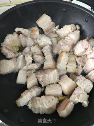 冰糖五花肉的做法步骤：1