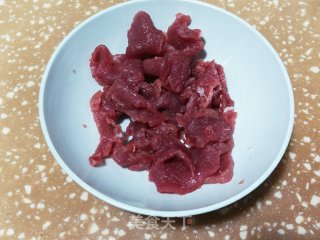 胡萝卜炒肉的做法步骤：1
