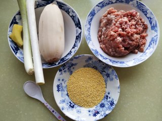 大黄米藕丸子的做法步骤：1