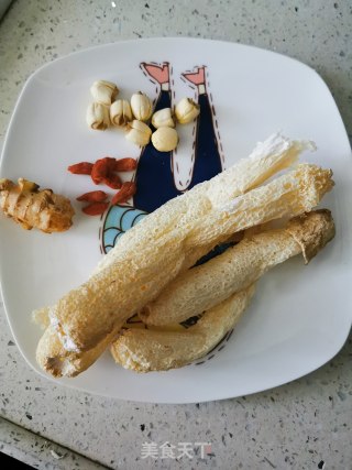 竹荪炖走地鸡的做法步骤：1