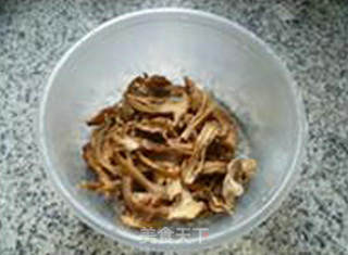 鸡棕菌鸡毛菜炒面疙瘩的做法步骤：1