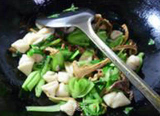 鸡棕菌鸡毛菜炒面疙瘩的做法步骤：11