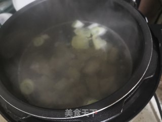 排骨莲藕清汤的做法步骤：5
