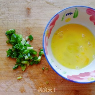 饺子皮蛋饼的做法步骤：1