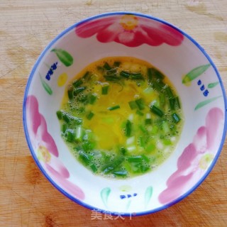 饺子皮蛋饼的做法步骤：2