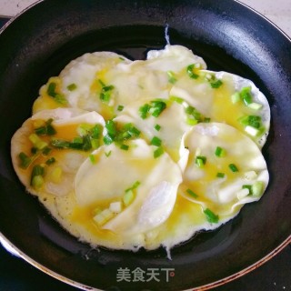 饺子皮蛋饼的做法步骤：4