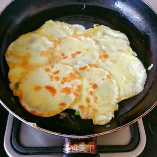 饺子皮蛋饼的做法步骤：5