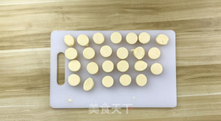 金沙虾仁玉子豆腐的做法步骤：2