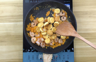 金沙虾仁玉子豆腐的做法步骤：7