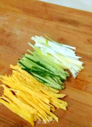 京酱肉丝的做法步骤：1