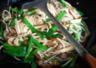 韭菜瘦肉丝香干炒面的做法步骤：10