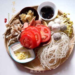 三鲜砂锅米线的做法步骤：1