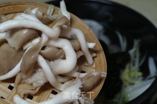 三鲜砂锅米线的做法步骤：7