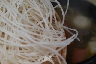 三鲜砂锅米线的做法步骤：12