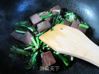 大蒜炒鸭血的做法步骤：7