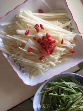酸辣土豆丝的做法步骤：1