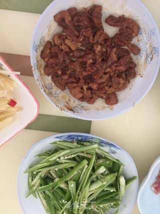 青椒肉丝的做法步骤：1