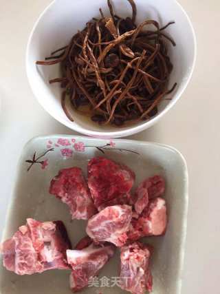 茶树菇骨头汤的做法步骤：1
