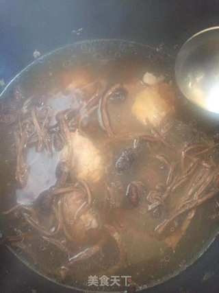 茶树菇骨头汤的做法步骤：2
