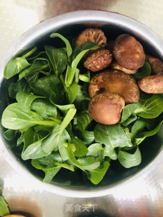 香菇炒青菜的做法步骤：3