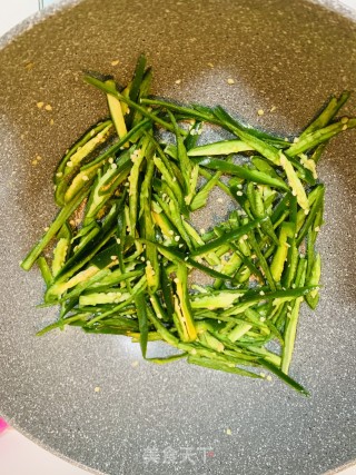 青椒肉丝的做法步骤：2