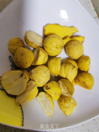 清蒸鸡，茶树菇板栗鸡汤的做法步骤：1
