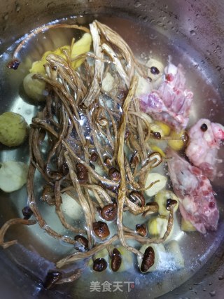 清蒸鸡，茶树菇板栗鸡汤的做法步骤：3