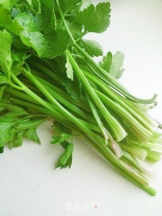 芹菜梗爆炒熟牛腩的做法步骤：2