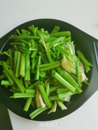 芹菜梗爆炒熟牛腩的做法步骤：3