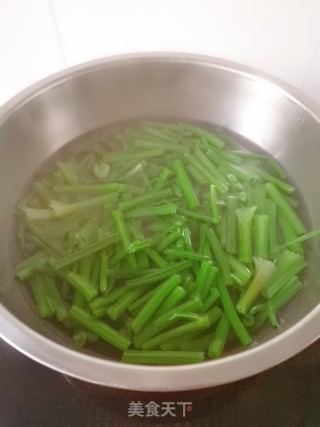 芹菜梗爆炒熟牛腩的做法步骤：4