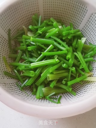 芹菜梗爆炒熟牛腩的做法步骤：5