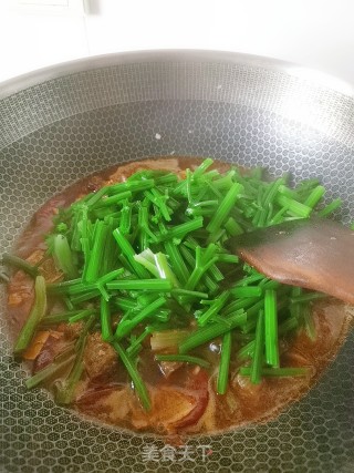 芹菜梗爆炒熟牛腩的做法步骤：7