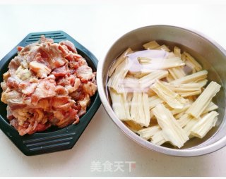 牛腩烧腐竹的做法步骤：1