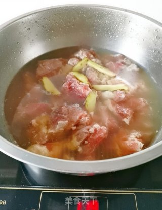牛腩烧腐竹的做法步骤：2