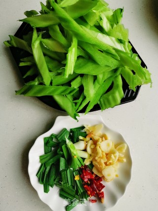 素炒芥菜梗的做法步骤：2